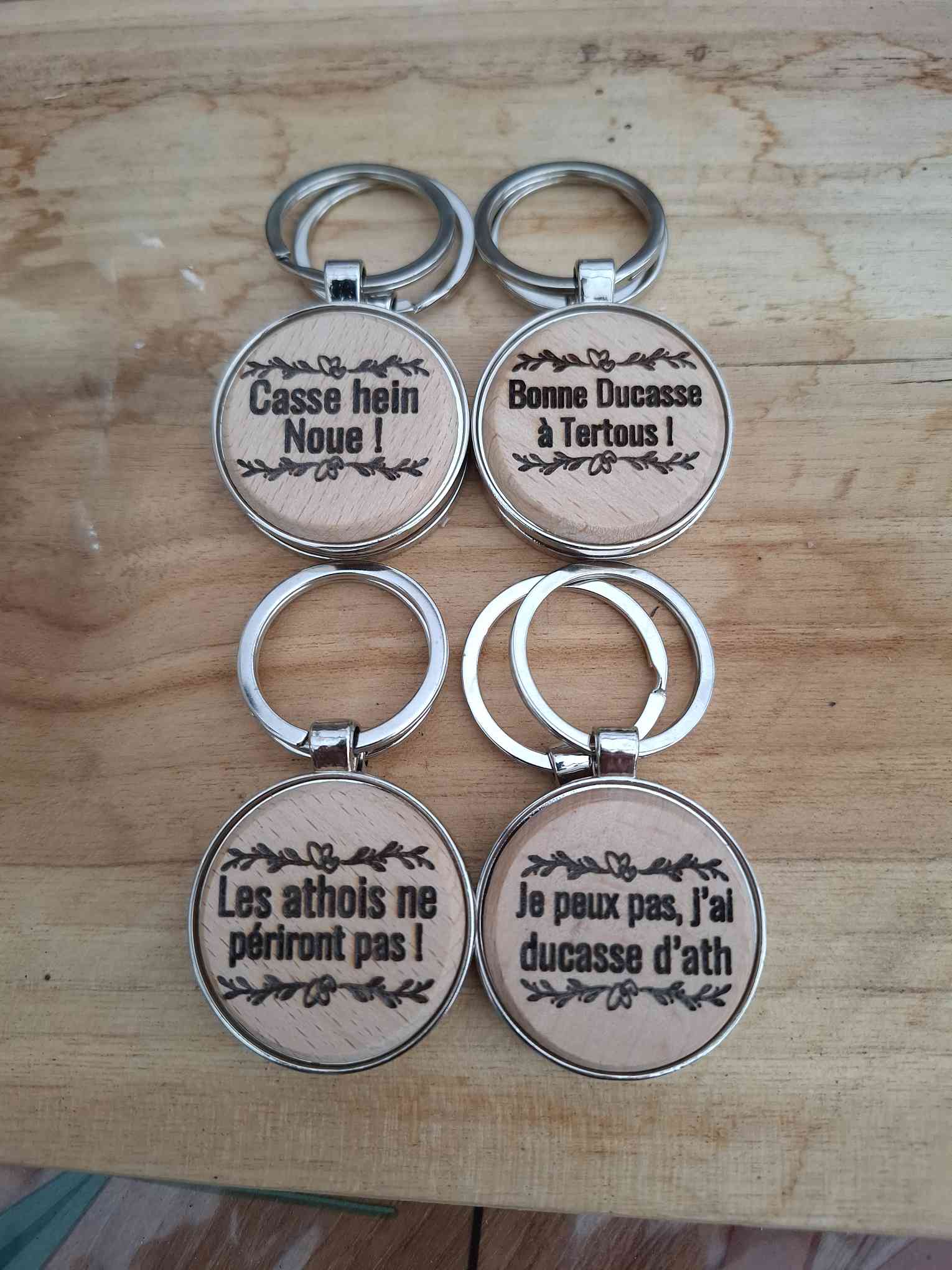 Porte-clés en bois gravé - Géants de la Ducasse d'Ath