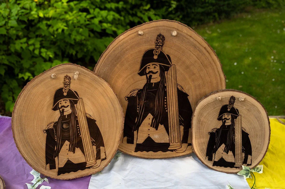 Rondins de Bois Gravés – Géant Samson de la Ducasse d'Ath - Grav - O - Deco