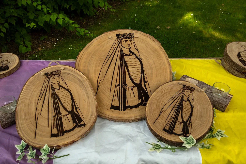 Rondins de Bois Gravés – Madame Goliath de la Ducasse d'Ath - Grav - O - Deco